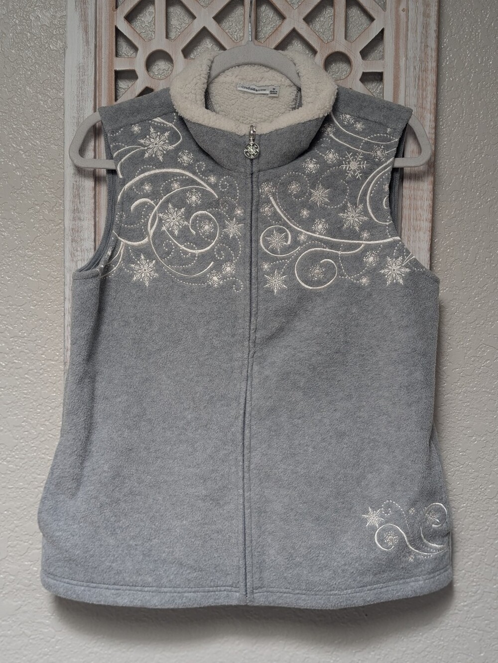 Croft & Barrow Womens Medium Gray Embroidered Snowflake Fleece Lined Vest Fuzzy